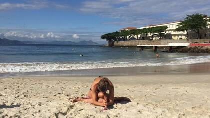Alejandra en Gomukasana con Angeli Mudra en Copacabana