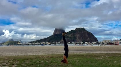 Sirshasana en la Bahia do Flamengo con Pao de Acucar de Fonfo