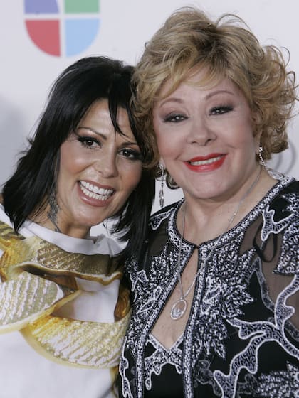 Alejandra Guzmán y su madre Silvia Pinal posan en la alfombra roja antes de la entrega del Premio Lo Nuestro de 2009