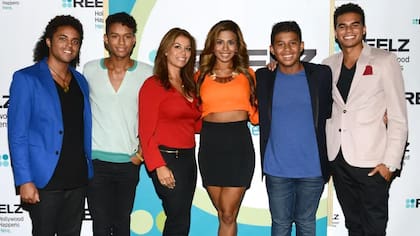Alejandra Jackson (de rojo), junto a sus cinco hijos