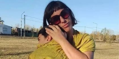 Alejandra junto a su hijo, quien está fuera de peligro