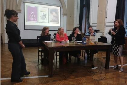 Alejandra Laera, Florencia Abbate, Marcela Crespo, María Laura Pérez Gras y Enzo Cárcano escuchan con atención a María Rosa Lojo