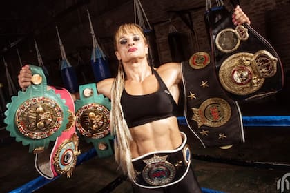 Alejandra "Locomotora" Oliveras, la primera mujer en ganar títulos mundiales en seis divisiones de peso diferentes