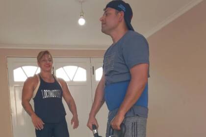 Alejandra Oliveras ayudando a su hermano a entrenar