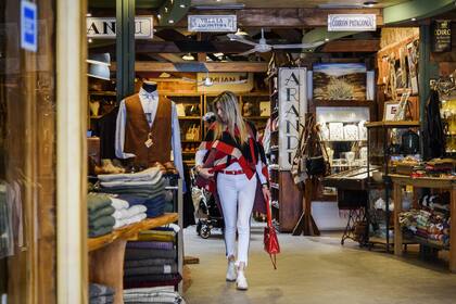 Alejandra Pino, de vacaciones en Villa La Angostura, recorre el centro comercial Coirón