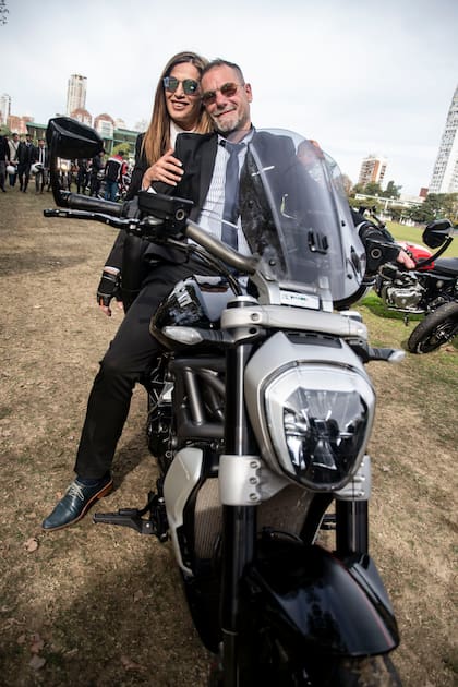 Alejandra Salguero (30), esteticista, y Claudio Burelli (50), financista, en impecable composé black and white. Son pareja y llegaron en una Ducati X Diavel
