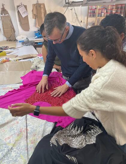 Alejandra se instaló un mes en India para realizar las muestras de su marca