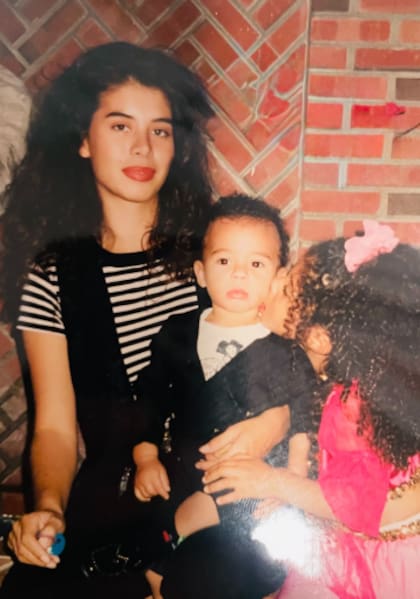 Alejandra sostiene en brazos a Randy Jr., su hijo con Randy Jackson