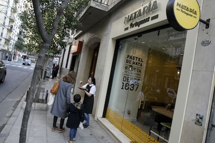 Alejandra, una de las empleadas venezolanas, convida a los vecinos