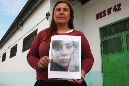 Alejandra Villalba sigue esperando respuestas por la desaparición de Roxana, su hija, ocurrida a fines de 2018; en la imagen, frente a la escuela en la que la joven debería ir a votar el domingo próximo