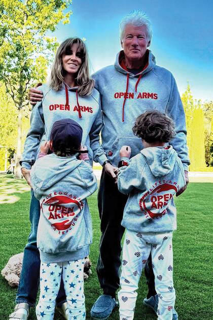 Alejandra y Richard con sus hijos James y Alexander, con los buzos de Open Arms, una ONG de rescate de inmigrantes en altamar con la que colabora la pareja