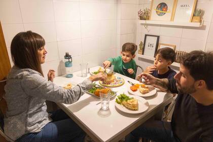 Alejandra y sus 2 hijos aplican el método bowl para que los chicos coman verdura. 
