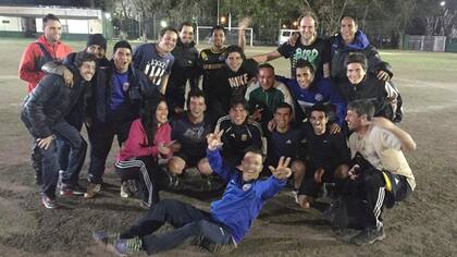 Alejandra Zalazar, en la cancha de Alem, con los chicos de la cuarta y quinta división