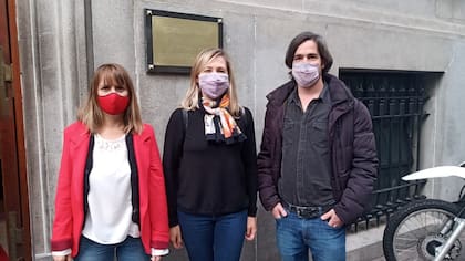 Alejandrina Barry, Myriam Bregman y Nicolás del Caño durante la última sesión de la Legislatura porteña en la que participaron las diputadas del PTS, quienes en junio dejaron sus cargos para alternarse con otros integrantes del FIT-U