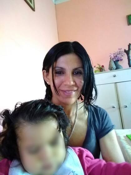 Alejandrina junto a Etelvina, una de las cuidadoras con las que compartió casi tres años en el hogar