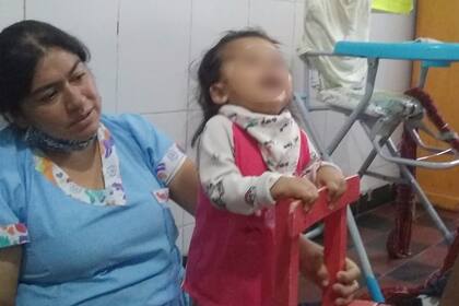 Alejandrina necesitaba de muchos cuidados porque al nacer le diagnosticaron un retraso global de desarrollo y atrofia bilateral del nervio óptico, por lo que era ciega, no se sentaba ni caminaba por sus propios medios y comía con mucha dificultad