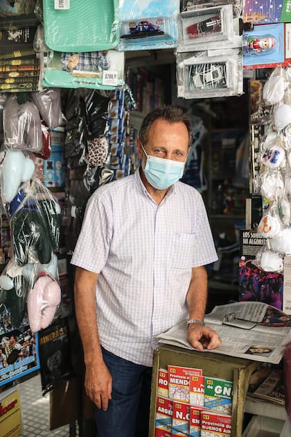 Alejandro (66) ¿Qué es lo que más te gusta de ser canillita? “La relación con la gente”.