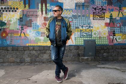 Alejandro Lerner, en la puerta del estudio de grabación que fundó hace 25 años, El pie