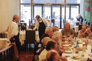 La parrilla que nació en 1943, se mudó 5 veces y tiene una particular “mesa de galanes”