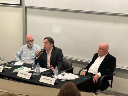 Alejandro Álvarez, subsecretario de Políticas Universitarias, en el centro, durante una charla que dio en la Universidad Di Tella