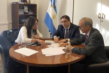 Alejandro Álvarez, subsecretario de Políticas Universitarias del Gobierno, junto a Sandra Pettovello, ministra de Capital Humano, y Carlos Torrendell, secretario de Educación