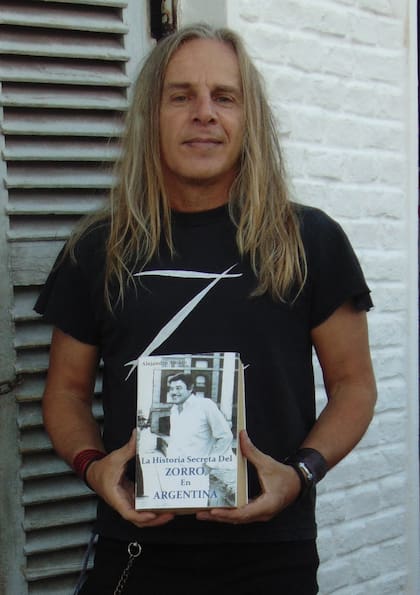 Alejandro Amaro con el libro que escribió sobre los secretos, los amores y los enigmas de El Zorro