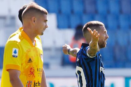 Alejandro "Papu" Gómez extiende los brazos para festejar su golazo en el 5-2 de Atalanta a Cagliari