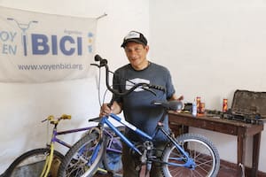 Aprendió a reparar bicicletas en la cárcel y hoy tiene un emprendimiento que enorgullece a sus hijos