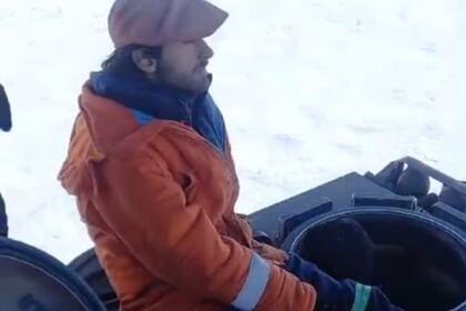 Alejandro Beherán trabaja con su padre, Roberto, en el campo