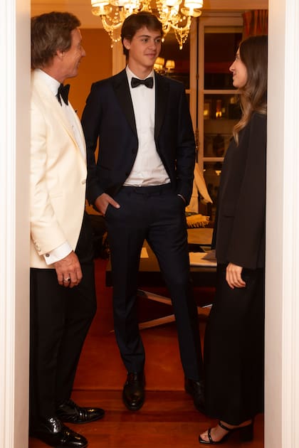 Alejandro, Benicio y Lola, de gran charla.