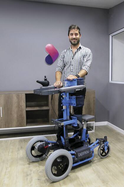Alejandro Bisi junto a uno de los bipedestadores de GiveMove