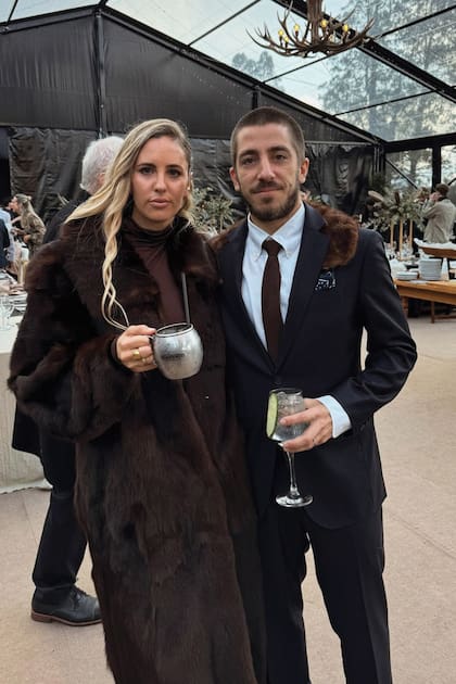 Alejandro Blaquier (primo del novio) y su mujer, Molly Petty.