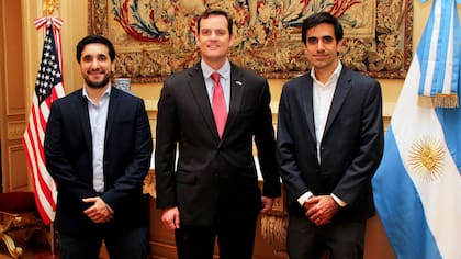 Alejandro Bollana (izq.), Charly Karamanian (der.) junto a Tom Cooney, encargado de negocios de la Embajada de los Estados Unidos en Argentina
