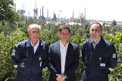 Alejandro Bulgheroni, Chairman de Pan American Energy (PAE), Axel Kicillof, gobernador de Buenos Aires, y Marcos Bulgheroni, CEO de PAE