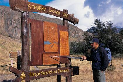 Alejandro Caparrós en el sendero de Laguna Toro. 2004.