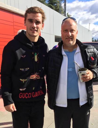 Alejandro Cappuccio, mate en mano y con un "admirador" francés: Antoine Griezmann