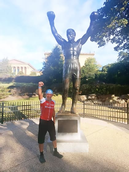 Alejandro Carcano en Filadelfia, ante la estatua a Rocky Balboa