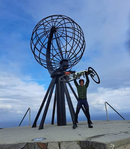 Alejandro Carcano llega a North Cape luego de pedalear 4000 kilómetros en 15 días desde Italia a Noruega