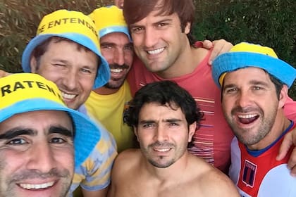 Alejandro Castelli, con remera roja. Su historia en el rugby estuvo íntimamente ligada al Hindú Club, primero como jugador (por su gran altura se destacó en la posición de segunda línea) y luego como entrenador.