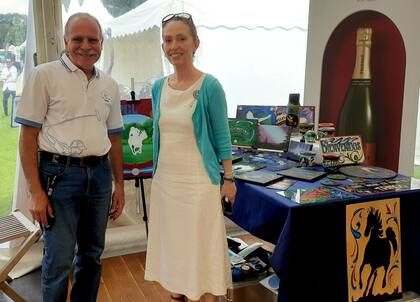 Alejandro con la cónsul argentina de Hamburgo en un evento de polo en Alemania