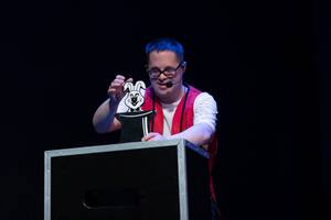 Alejandro Cuervo, único mago profesional de la Argentina y el mundo con síndrome de down