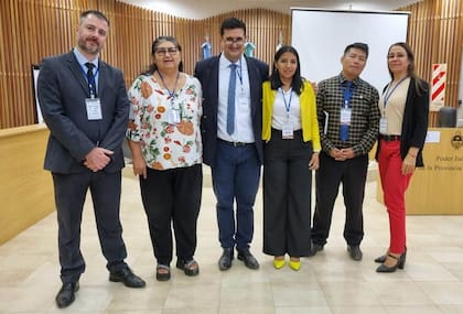 Alejandro Darío Pellizzari, de la Oficina Judicial de Juicio por Jurados; Elizabet González, coordinadora integral de Actividades Judiciales con los Pueblos Indígenas del Poder Judicial del Chaco; el juez de Cámara Raúl Rach; dos peritos y la secretaria del Tribunal de la Sexta Circunscripción Judicial del Chaco