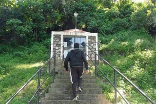 El drama de vivir con “olor a pescado podrido”, provocado por una rara enfermedad