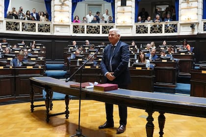 Alejandro Dichiara al momento de jurar por un nuevo período como diputado bonaerense