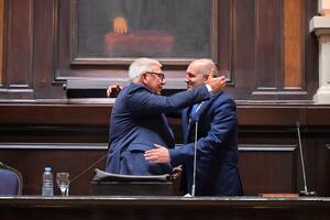 Alejandro Dichiara, el nuevo presidente de la Cámara de Diputados bonaerense, abraza al saliente Alexis Guerrera