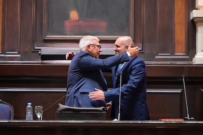 Alejandro Dichiara, el nuevo presidente de la Cámara de Diputados bonaerense, abraza al saliente Alexis Guerrera