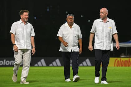 Alejandro Domínguez, Claudio Chiqui Tapia y Gianni Infantino, el presidente de la FIFA: la Argentina tuvo en Conmebol apoyo para ser una de las sedes para el Mundial 2030