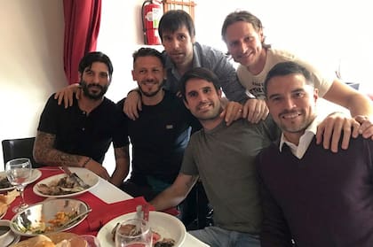 Alejandro Domínguez, Martín Demichelis, Fernando Cavenaghi, Guillermo Pereyra, David Nalbandian y Javier Saviola en un almuerzo previo al partido de despedida de Fernando Cavenaghi.