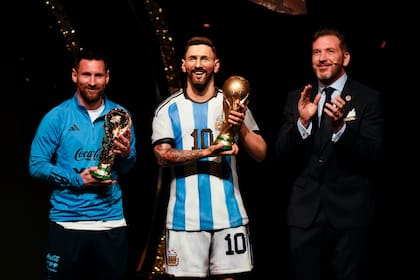 Alejandro Domínguez presentó una estatua en tamaño real de Leo Messi con la Copa del Mundo