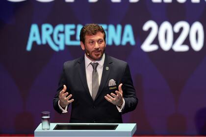 El presidente de la Conmebol, Alejandro Domínguez, durante la presentación de la Copa América que Argentina y Colombia organizarían el año pasado, y que ahora se disputará en 2021 por la pandemia del coronavirus.